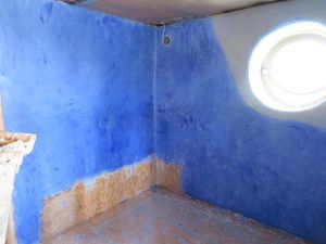 Ici les toilettes, le mur derrière le lavabo et derrière la baignoire...