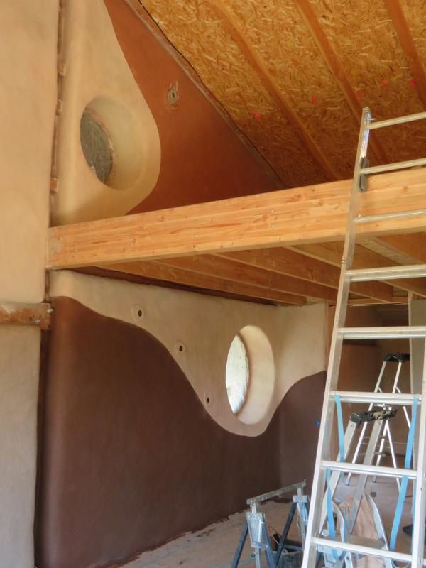 Insérer un œil de bœuf dans un mur en paille