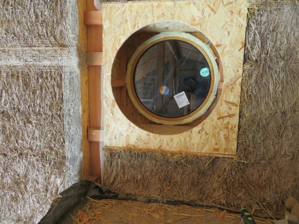 Insérer un œil de bœuf dans un mur en paille