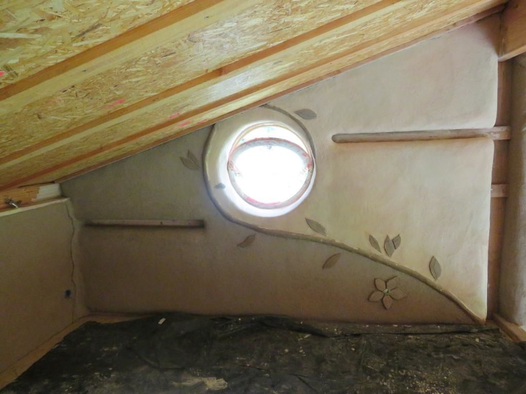Insérer un œil de bœuf dans un mur en paille