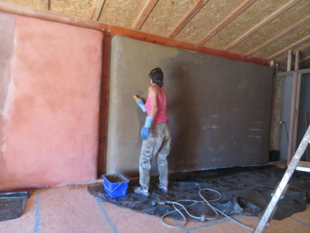 Première couche de badigeon coloré à terre de Sienne pendant l'application, puis sèche