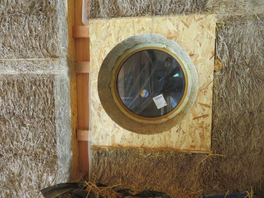 Insérer un œil de bœuf dans un mur en paille