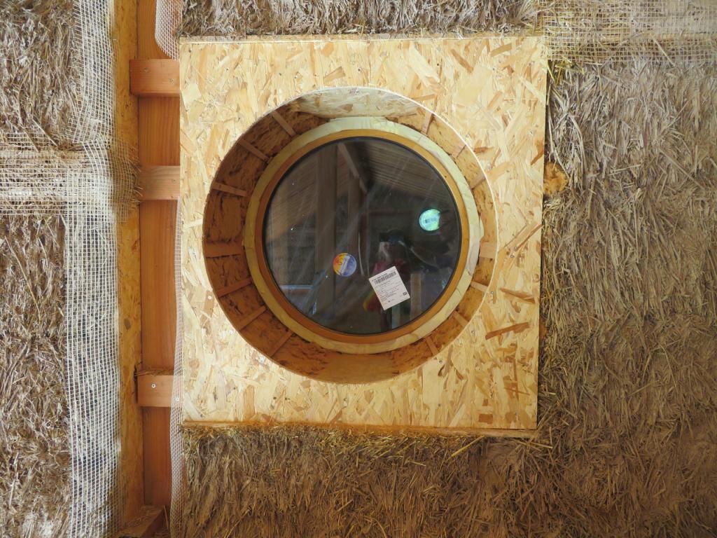 Insérer un œil de bœuf dans un mur en paille