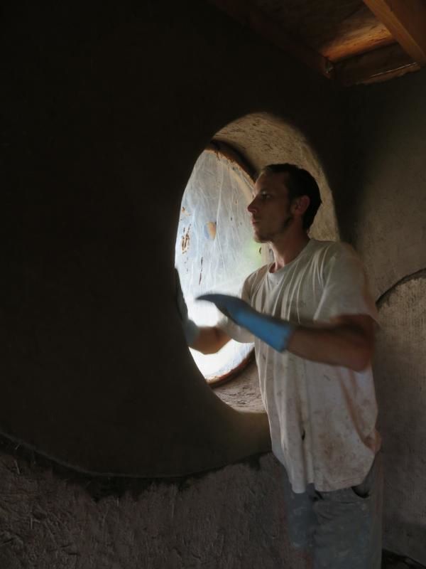 Insérer un œil de bœuf dans un mur en paille