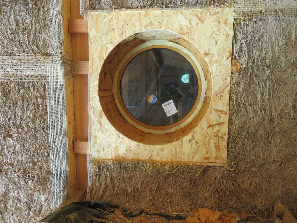 Insérer un œil de bœuf dans un mur en paille