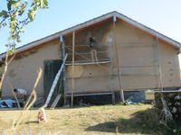 Enduit de finition et badigeons de chaux à l'extérieur de la maison