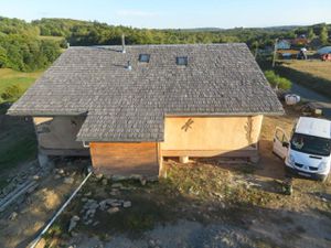 Enduit de finition et badigeons de chaux à l'extérieur de la maison