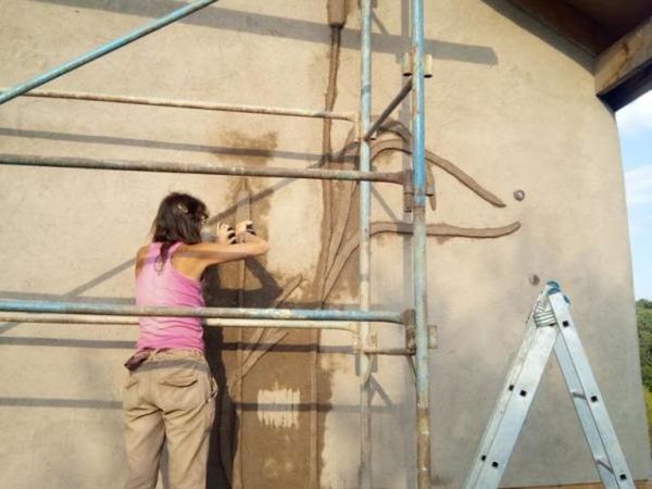 Enduit de finition et badigeons de chaux à l'extérieur de la maison