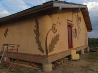 Enduit de finition et badigeons de chaux à l'extérieur de la maison