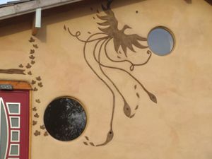 Enduit de finition et badigeons de chaux à l'extérieur de la maison