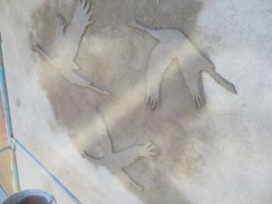 Enduit de finition et badigeons de chaux à l'extérieur de la maison