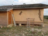 Enduit de finition et badigeons de chaux à l'extérieur de la maison