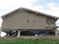 Enduit de finition et badigeons de chaux à l'extérieur de la maison