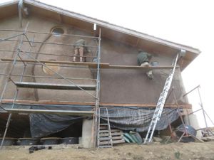 Enduit de finition et badigeons de chaux à l'extérieur de la maison