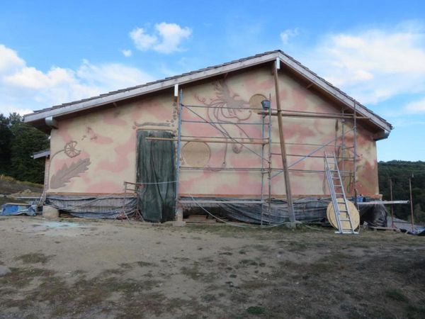 Enduit de finition et badigeons de chaux à l'extérieur de la maison