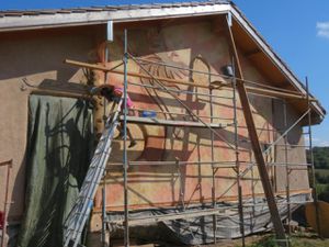 Enduit de finition et badigeons de chaux à l'extérieur de la maison