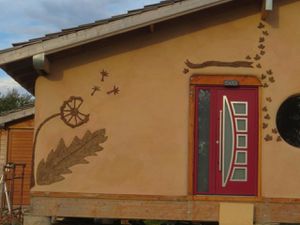 Enduit de finition et badigeons de chaux à l'extérieur de la maison