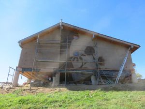 Enduit de finition et badigeons de chaux à l'extérieur de la maison