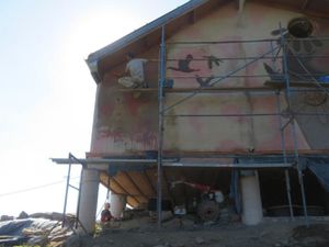 Enduit de finition et badigeons de chaux à l'extérieur de la maison