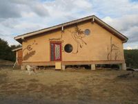 Enduit de finition et badigeons de chaux à l'extérieur de la maison