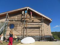Enduit de finition et badigeons de chaux à l'extérieur de la maison