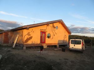 Enduit de finition et badigeons de chaux à l'extérieur de la maison
