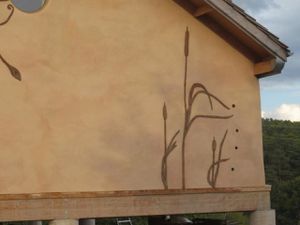 Enduit de finition et badigeons de chaux à l'extérieur de la maison