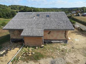 Enduit de finition et badigeons de chaux à l'extérieur de la maison
