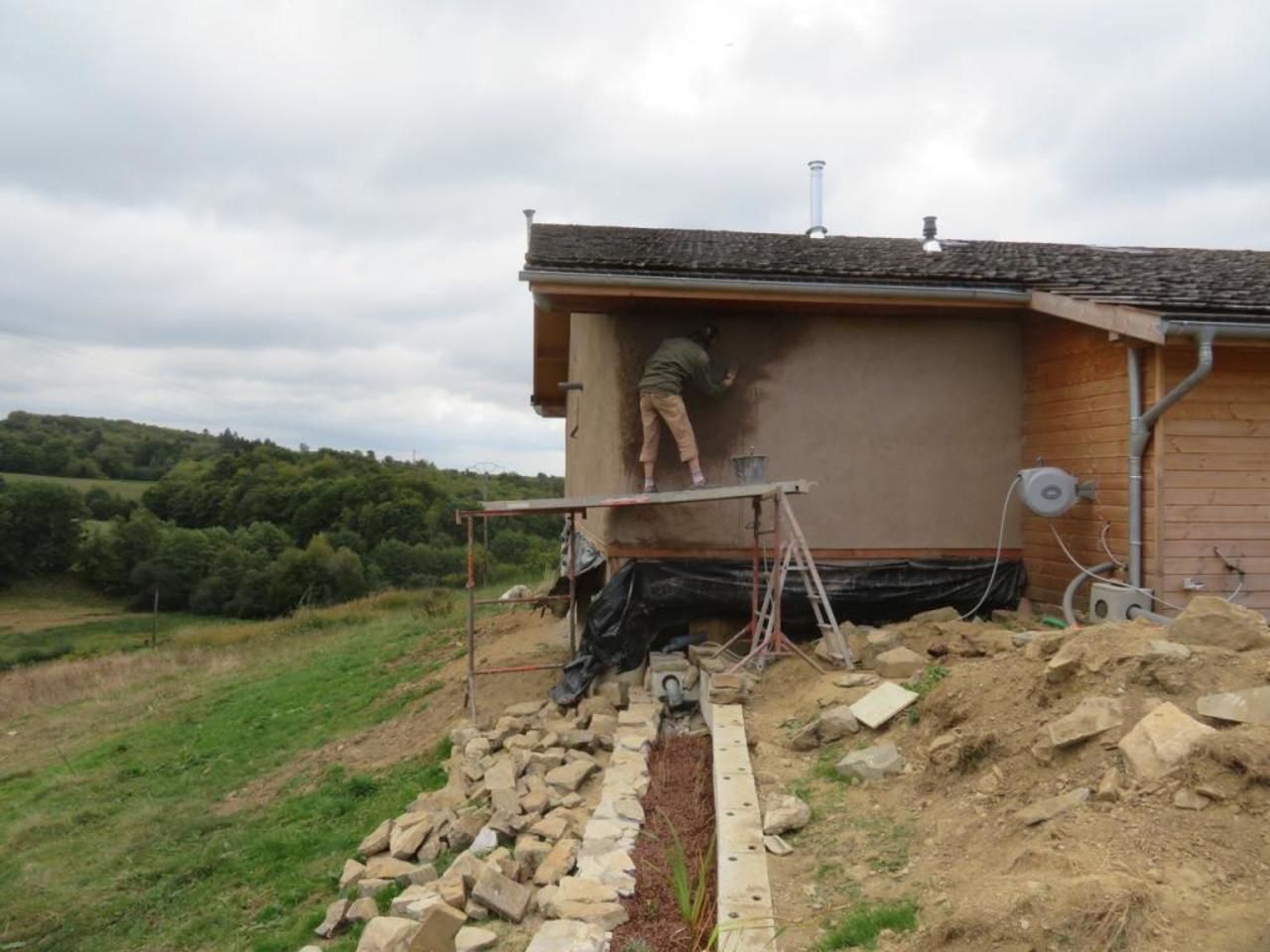 Enduit de finition et badigeons de chaux à l'extérieur de la maison