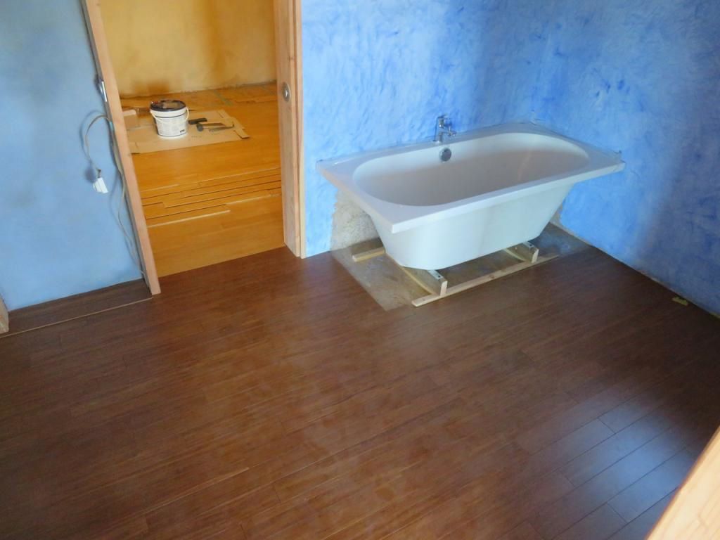 Une version foncée pour la salle de bains et les toilettes...