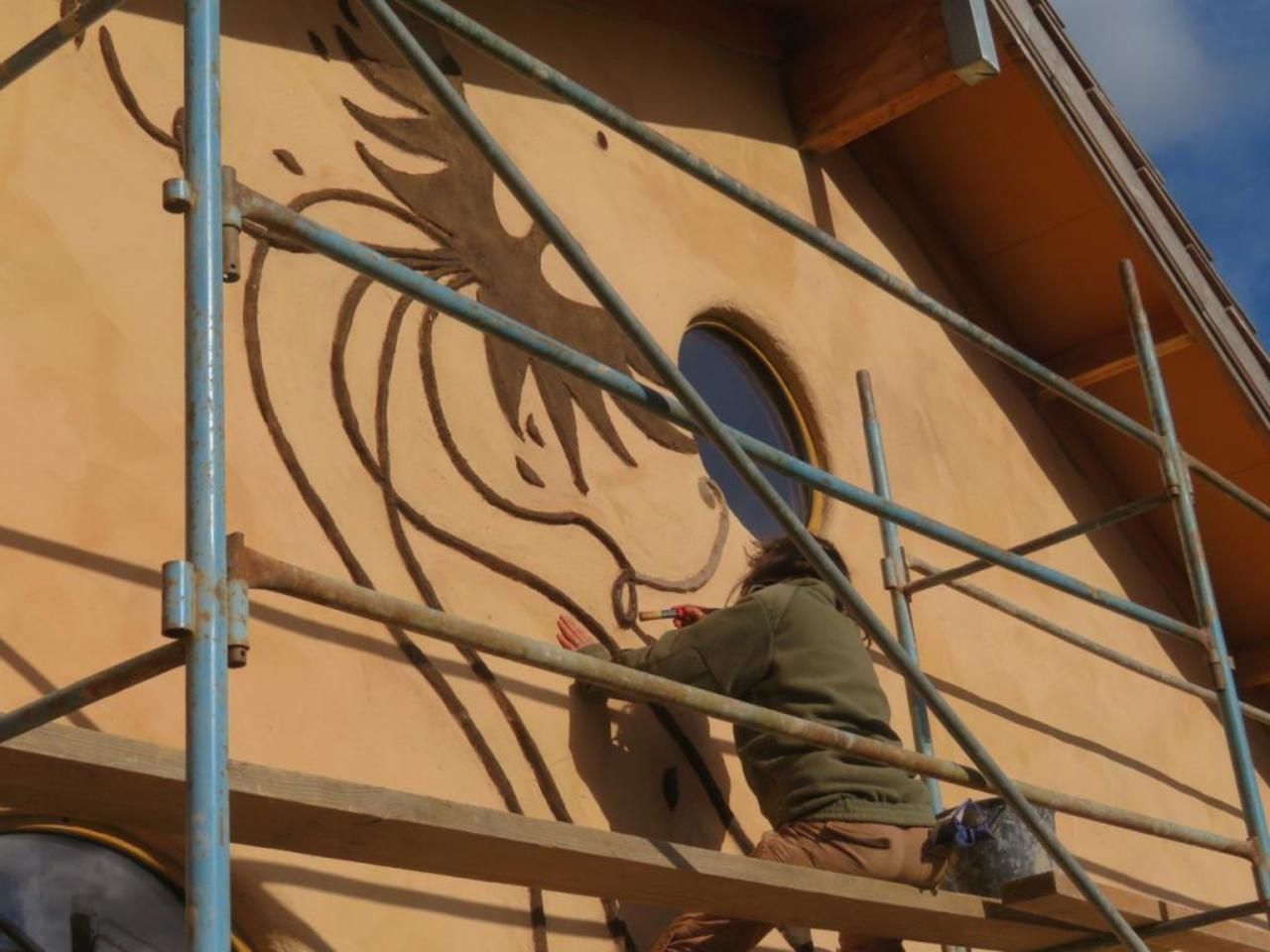 Enduit de finition et badigeons de chaux à l'extérieur de la maison