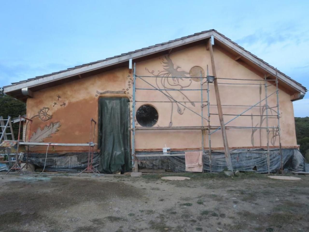 Enduit de finition et badigeons de chaux à l'extérieur de la maison