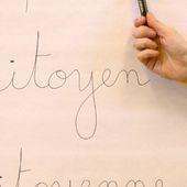" Une école qui ne forme plus au débat, mais à la sage écoute, et qui ne forme plus des citoyens éclairés, mais de dociles exécutants "